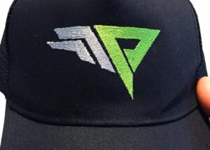 cappello ricamato con logo