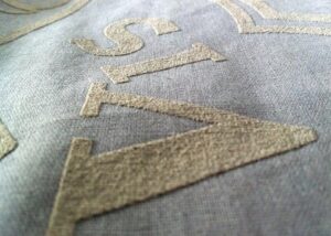 serigrafia scritta in rilievo su tessuto