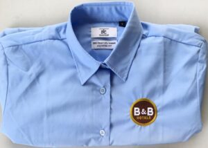 patch su camicia logo B&B hotels divisa