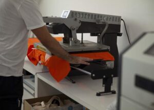 Pressa a caldo per personalizzazione tessuti